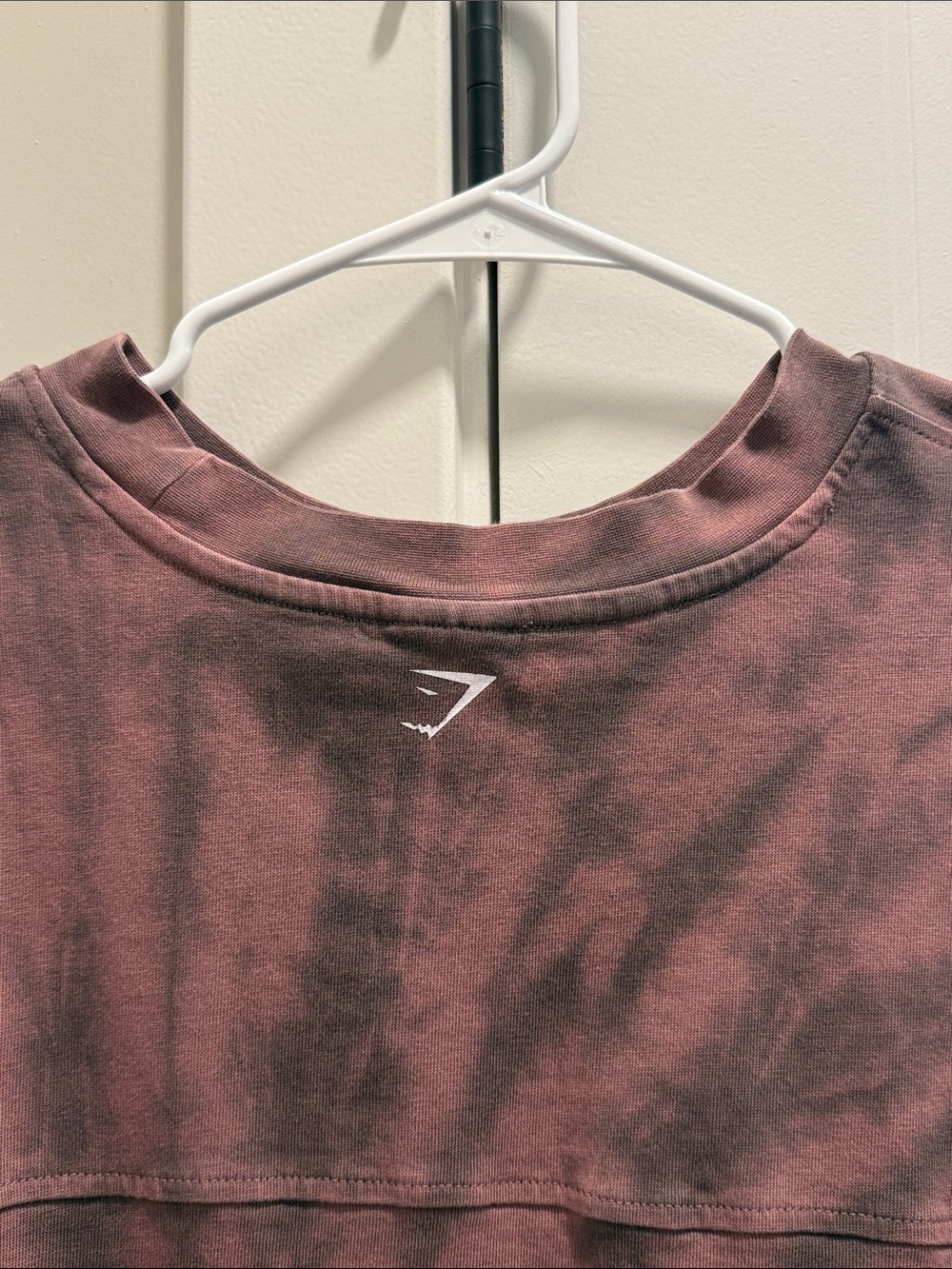 GYMSHARK Men’s Performance Crew Tie-Dye Long Sleeve Tee - Maroon - Picture 3 of 4